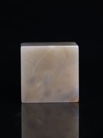 回流典藏品 寿山石雕刻素胚印章摆件，石质坚硬，细腻透亮，颜色俏丽，纹路清晰呈现，收藏观赏之佳品！ 规格：3.8×3.5×3.5cm 重量：96.5克 特价：1000元