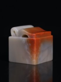 回流典藏品 寿山石雕刻素胚印章摆件，石质坚硬，细腻透亮，颜色俏丽，纹路清晰呈现，收藏观赏之佳品！ 规格：3.8×3.5×3.5cm 重量：96.5克 特价：1000元