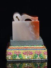 回流典藏品 寿山石雕刻素胚印章摆件，石质坚硬，细腻透亮，颜色俏丽，纹路清晰呈现，收藏观赏之佳品！ 规格：3.8×3.5×3.5cm 重量：96.5克 特价：1000元