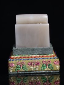 回流典藏品 寿山石雕刻素胚印章摆件，石质坚硬，细腻透亮，颜色俏丽，纹路清晰呈现，收藏观赏之佳品！ 规格：3.8×3.5×3.5cm 重量：96.5克 特价：1000元