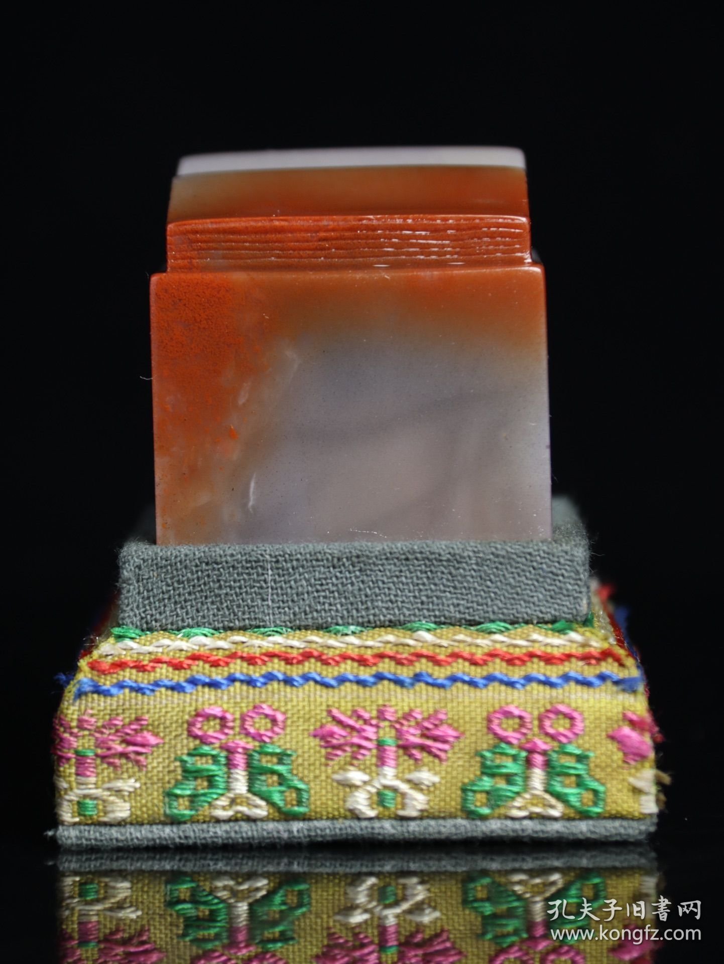 回流典藏品 寿山石雕刻素胚印章摆件，石质坚硬，细腻透亮，颜色俏丽，纹路清晰呈现，收藏观赏之佳品！ 规格：3.8×3.5×3.5cm 重量：96.5克 特价：1000元