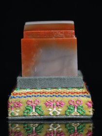 回流典藏品 寿山石雕刻素胚印章摆件，石质坚硬，细腻透亮，颜色俏丽，纹路清晰呈现，收藏观赏之佳品！ 规格：3.8×3.5×3.5cm 重量：96.5克 特价：1000元