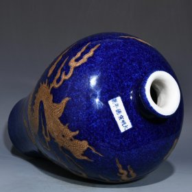 明宣德雪花蓝描银龙纹梅瓶