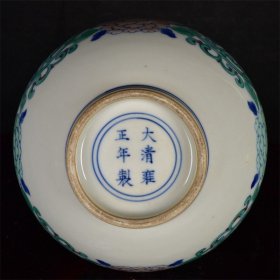 大清雍正年制斗彩缠枝花卉纹长颈瓶