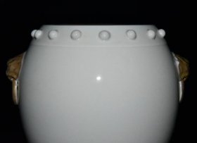 清代白瓷描金点珠兽头罐