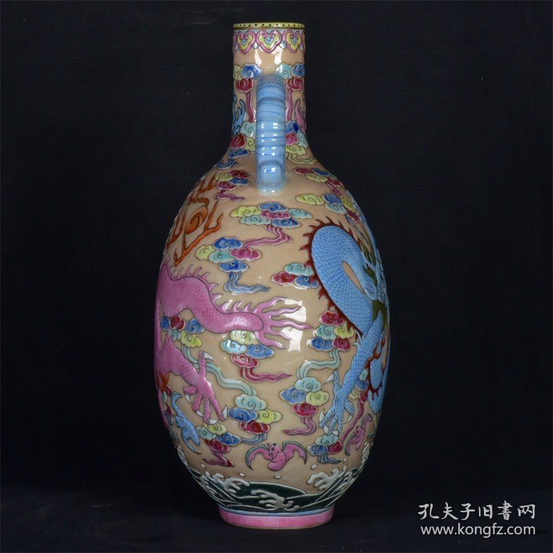 大清乾隆年制粉彩浮雕龙纹双耳抱月瓶