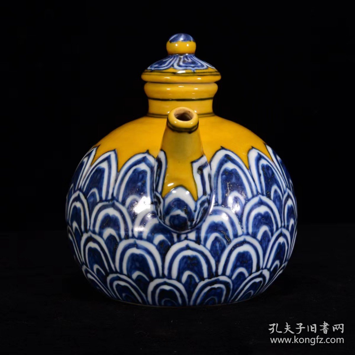 明宣德年黄釉青花莲瓣纹壶