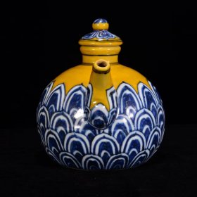 明宣德年黄釉青花莲瓣纹壶