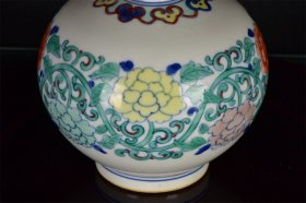 大清雍正年制斗彩缠枝花卉纹长颈瓶