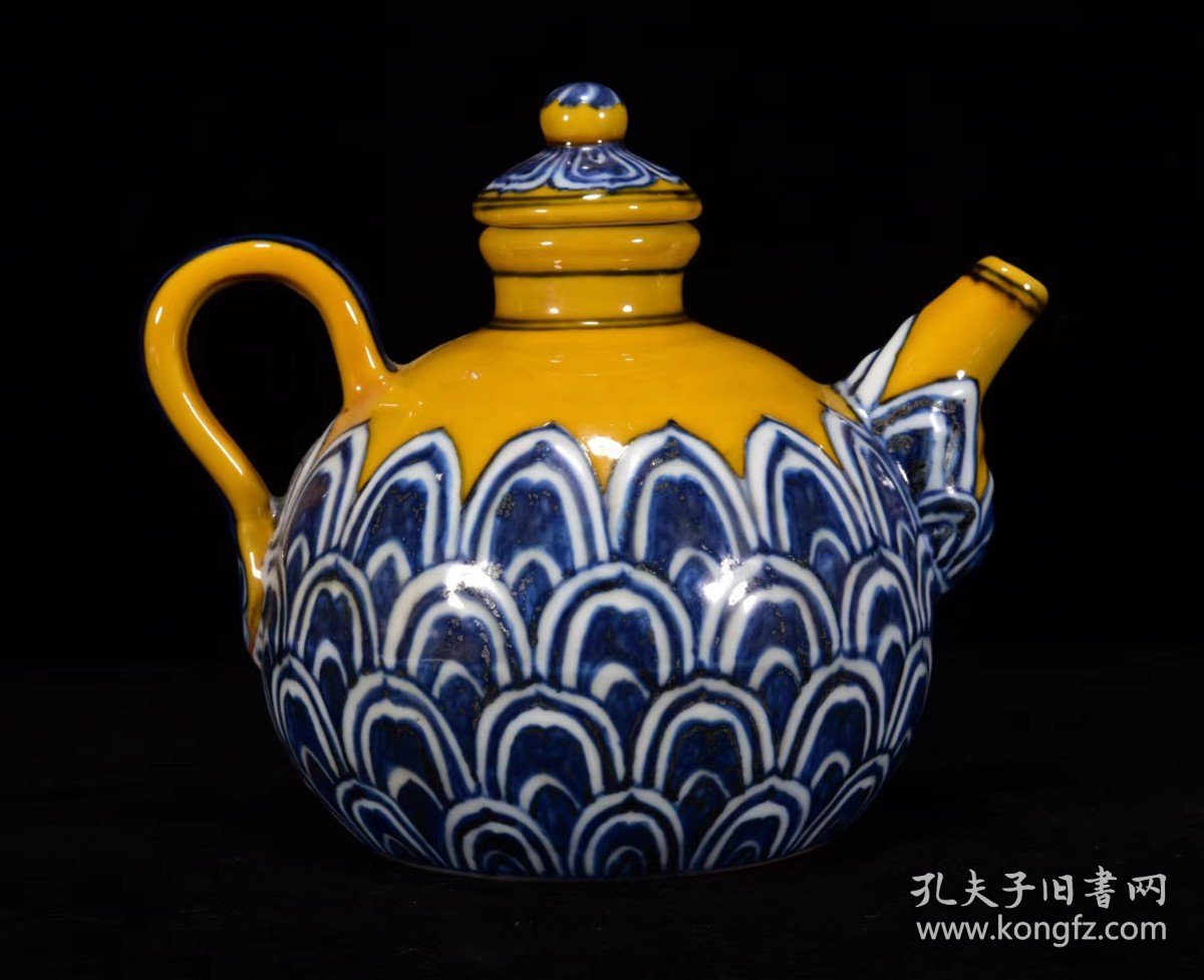 明宣德年黄釉青花莲瓣纹壶