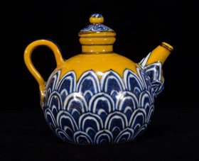 明宣德年黄釉青花莲瓣纹壶