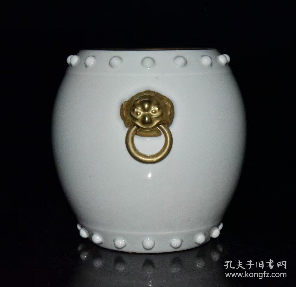 清代白瓷描金点珠兽头罐