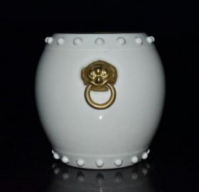 清代白瓷描金点珠兽头罐