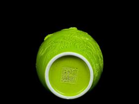 清乾隆苹果绿浮雕捏花花鸟纹赏瓶