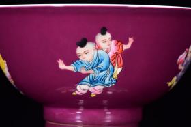 清乾隆年粉彩童子纹碗