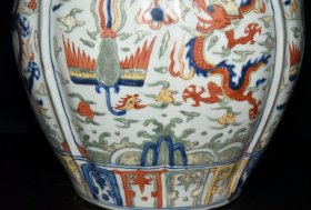 明代嘉靖五彩龙凤纹瓜棱苹果尊