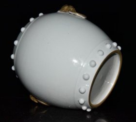清代白瓷描金点珠兽头罐