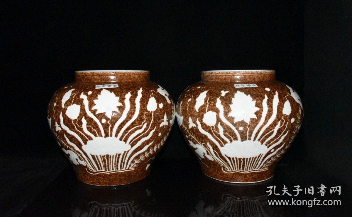 明代永乐黄釉留白雕刻鱼草纹罐一对