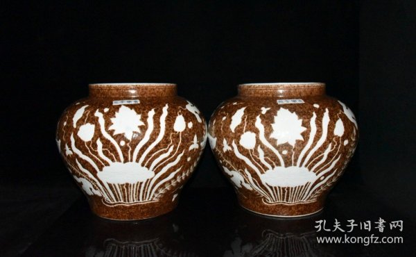 明代永乐黄釉留白雕刻鱼草纹罐一对