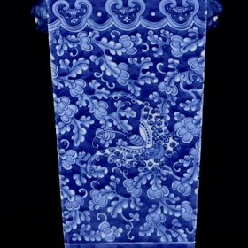 清乾隆青花蓝底白花蝴蝶纹赏瓶