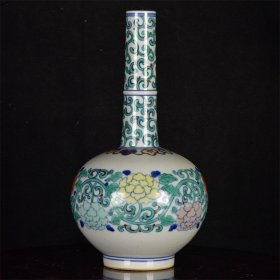 大清雍正年制斗彩缠枝花卉纹长颈瓶