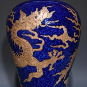 明宣德雪花蓝描银龙纹梅瓶