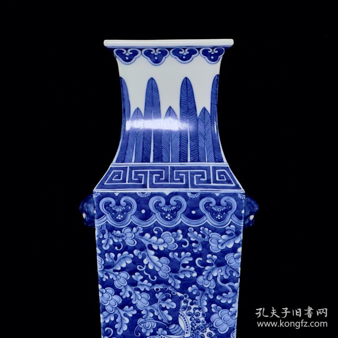 清乾隆青花蓝底白花蝴蝶纹赏瓶