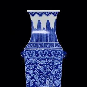 清乾隆青花蓝底白花蝴蝶纹赏瓶