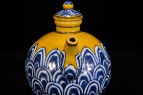 明宣德年黄釉青花莲瓣纹壶