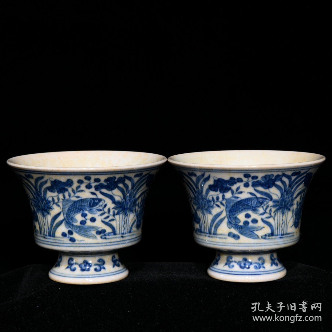 明成化青花鱼藻纹高脚杯