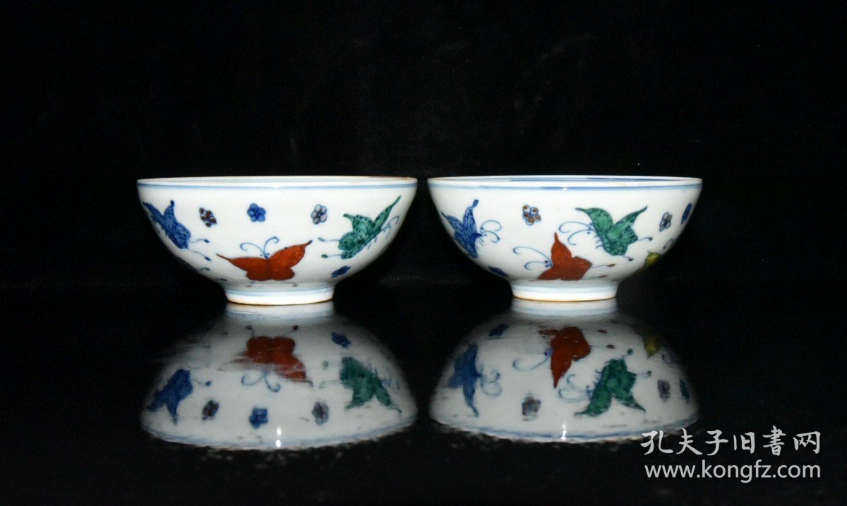 明代成化斗彩蝴蝶花卉纹薄胎小碗一对