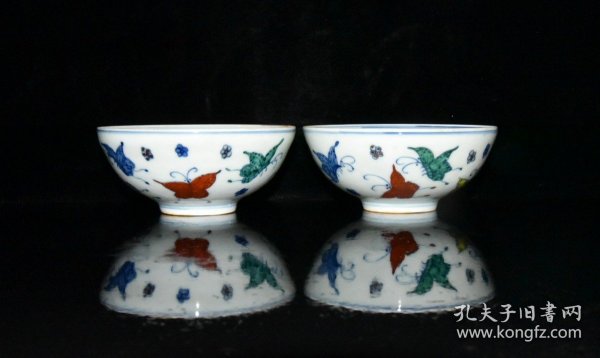 明代成化斗彩蝴蝶花卉纹薄胎小碗一对