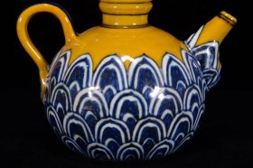 明宣德年黄釉青花莲瓣纹壶