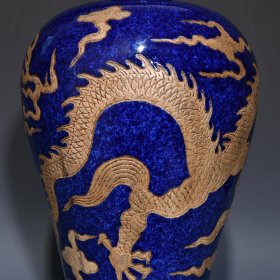 明宣德雪花蓝描银龙纹梅瓶