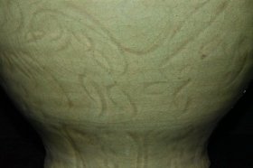 宋代龙泉釉开片暗刻花卉纹罐