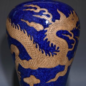 明宣德雪花蓝描银龙纹梅瓶