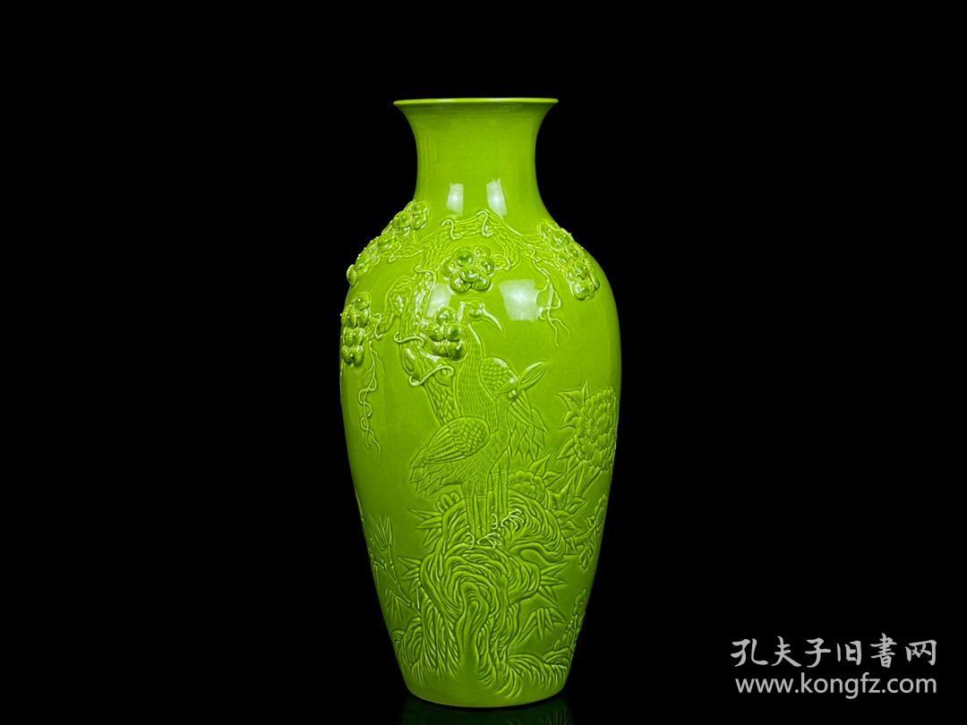 清乾隆苹果绿浮雕捏花花鸟纹赏瓶