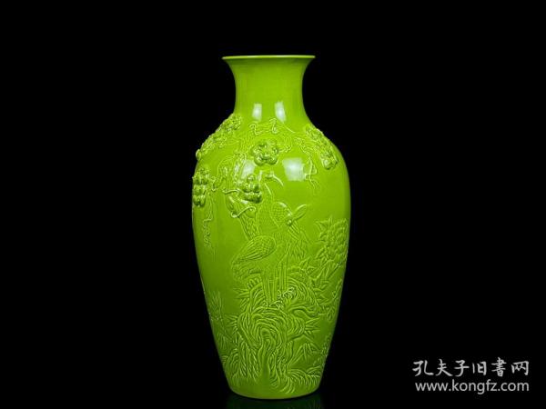 清乾隆苹果绿浮雕捏花花鸟纹赏瓶