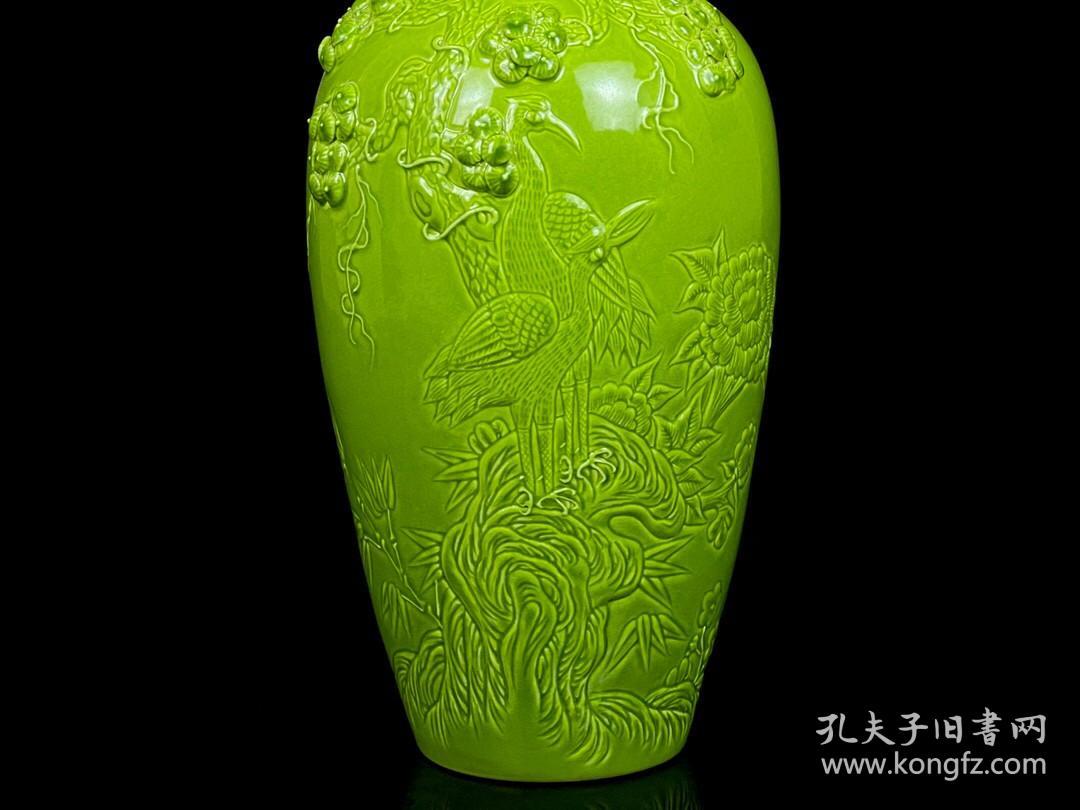 清乾隆苹果绿浮雕捏花花鸟纹赏瓶