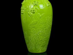 清乾隆苹果绿浮雕捏花花鸟纹赏瓶