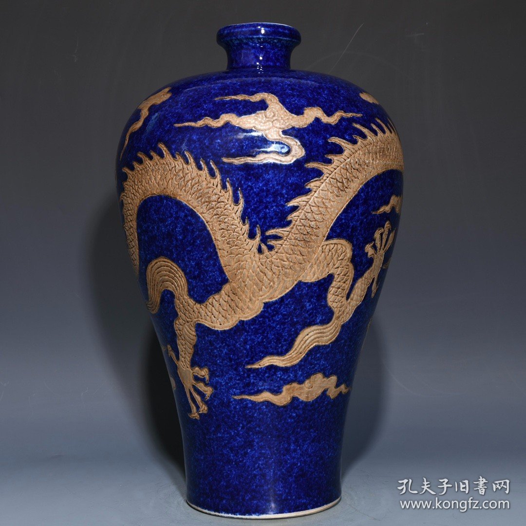 明宣德雪花蓝描银龙纹梅瓶