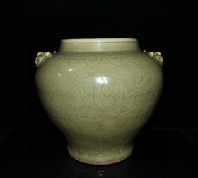 宋代龙泉釉开片暗刻花卉纹罐