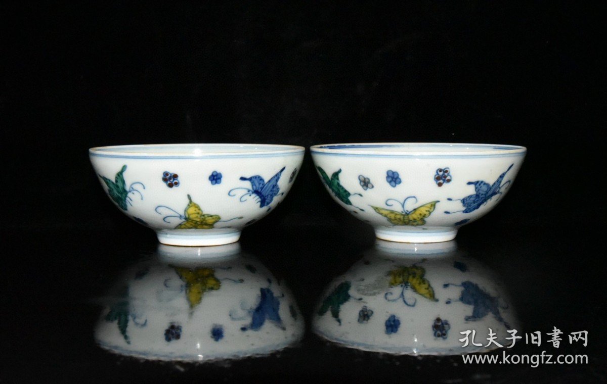 明代成化斗彩蝴蝶花卉纹薄胎小碗一对
