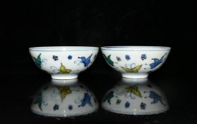 明代成化斗彩蝴蝶花卉纹薄胎小碗一对