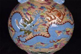 大清乾隆年制粉彩浮雕龙纹双耳抱月瓶