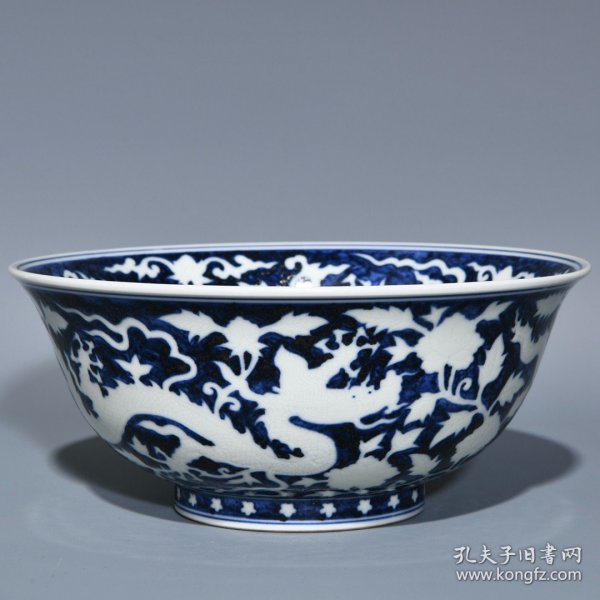 明宣德青花留白穿花龙纹碗