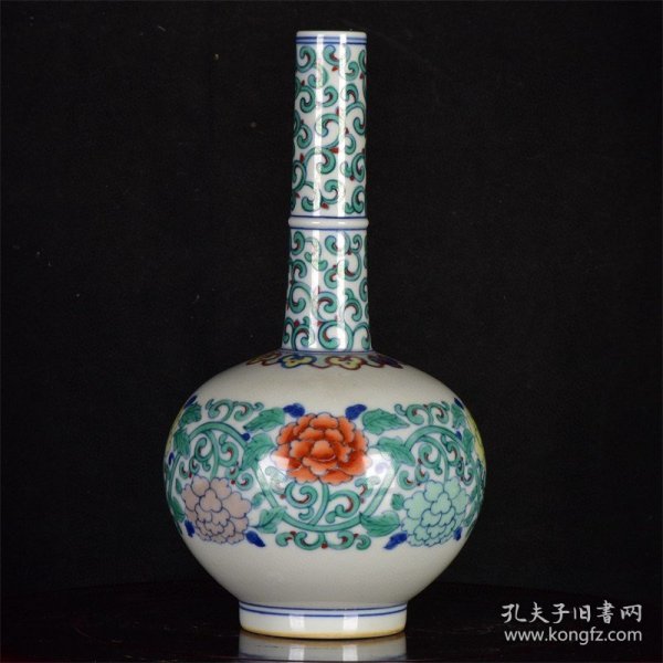 大清雍正年制斗彩缠枝花卉纹长颈瓶