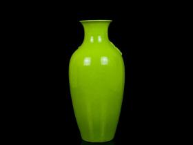 清乾隆苹果绿浮雕捏花花鸟纹赏瓶