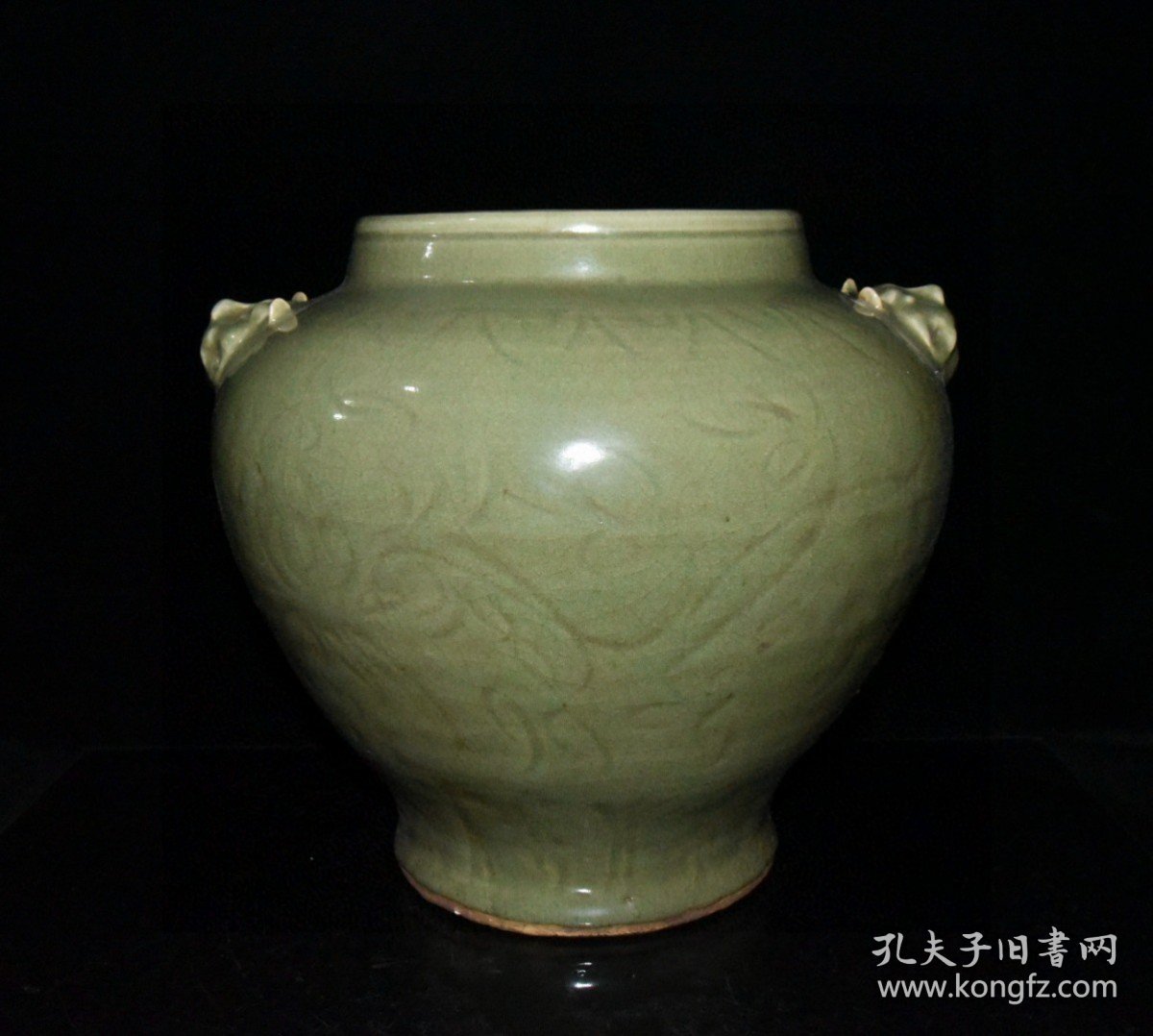 宋代龙泉釉开片暗刻花卉纹罐