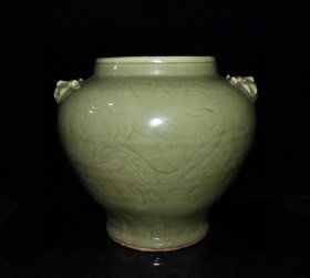 宋代龙泉釉开片暗刻花卉纹罐